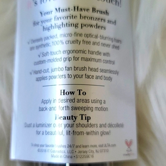 it cosmetics Velvet Luxe Empress Fan Brush NEW - Picture 3 of 4